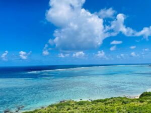 石垣島最北端にある絶景スポット平久保崎灯台から見渡す青い海