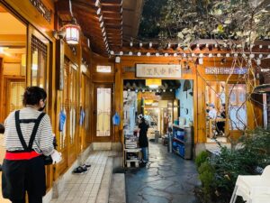 韓国のパラダイスシティのカジノでのブラックジャックの様子