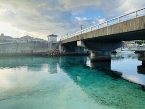 祖納港へ渡る「波多橋」から海への豪快な7mジャンプダイブ