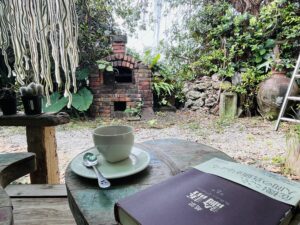 本を読みながらくつろげる「Moist Roll Cafe」の落ち着いた店内