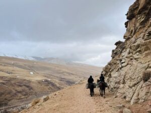 眼下に深い谷底が広がるキルギスの切り立った崖道