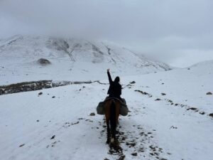 足場の悪い雪山でのホーストレッキングの険しい道のり