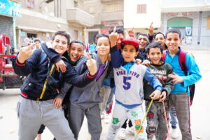 スラム(Nazlet Abou Gomaa)でカメラにポーズをとる現地の子供たち