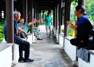 香港の歴史的な境界線を越えた際に感じられる、街の雰囲気が変化する風景