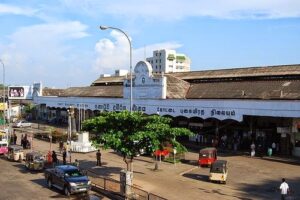 コロンボからハバラナへ向かう鉄道の出発地となる風情あるコロンボ・フォート駅
