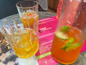 熱気あふれるペタマーケットの店先で売られているタロイモのポテトチップス