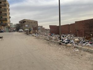 Ezbet Khairallahの赤レンガの建物が乱立する暗い雰囲気の居住区