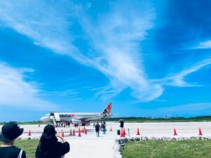 みやこ下地島空港ターミナルの外観とレンタカー利用のイメージ