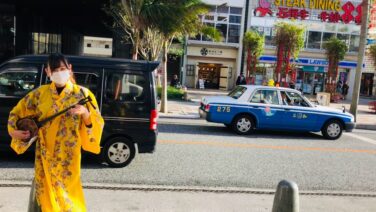 【警告】那覇空港レンタカーの送迎は「罠」！ゆいレール移動、送迎なしが正解。