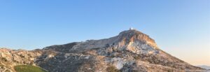 ナクソス島の山間部と歴史的な遺跡の風景