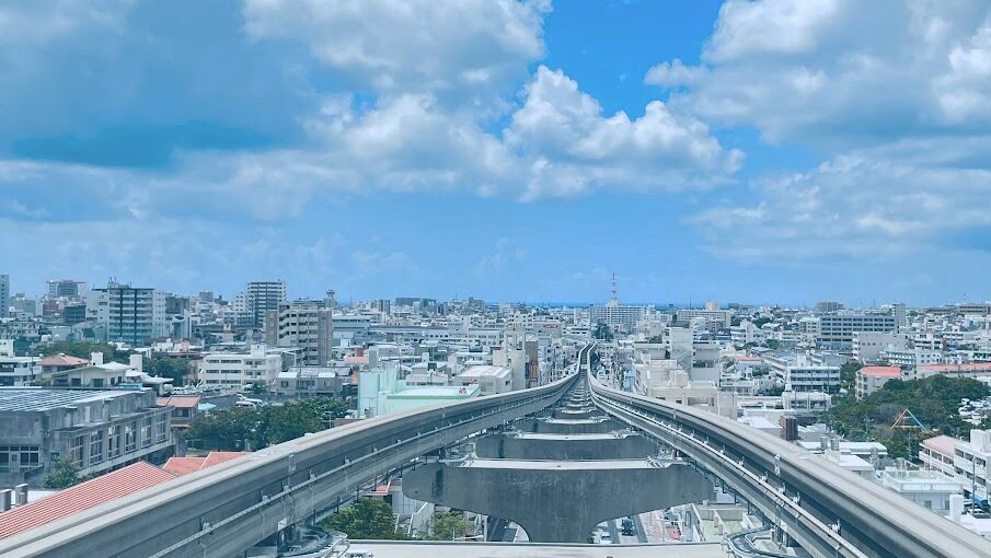 那覇空港周辺を走るゆいレールの写真
