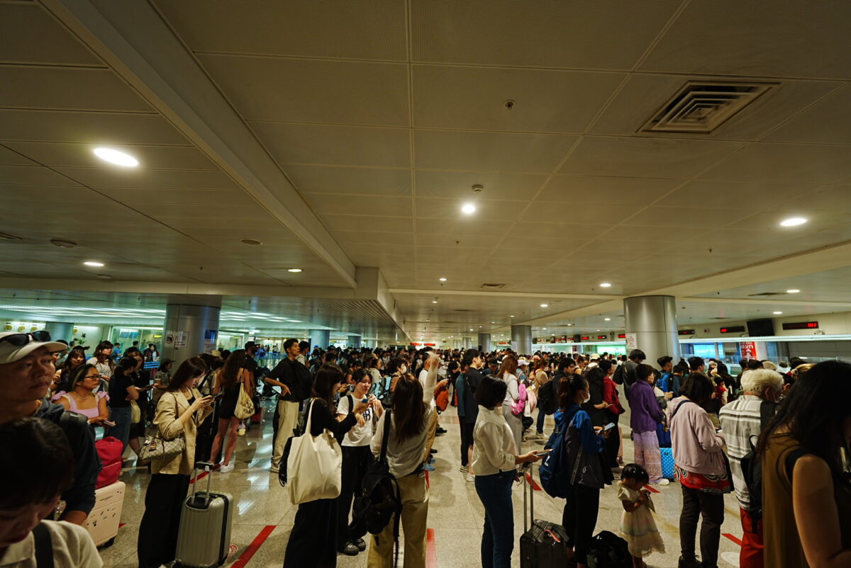 長蛇の列ができるホーチミン空港の入国審査・保安検査場