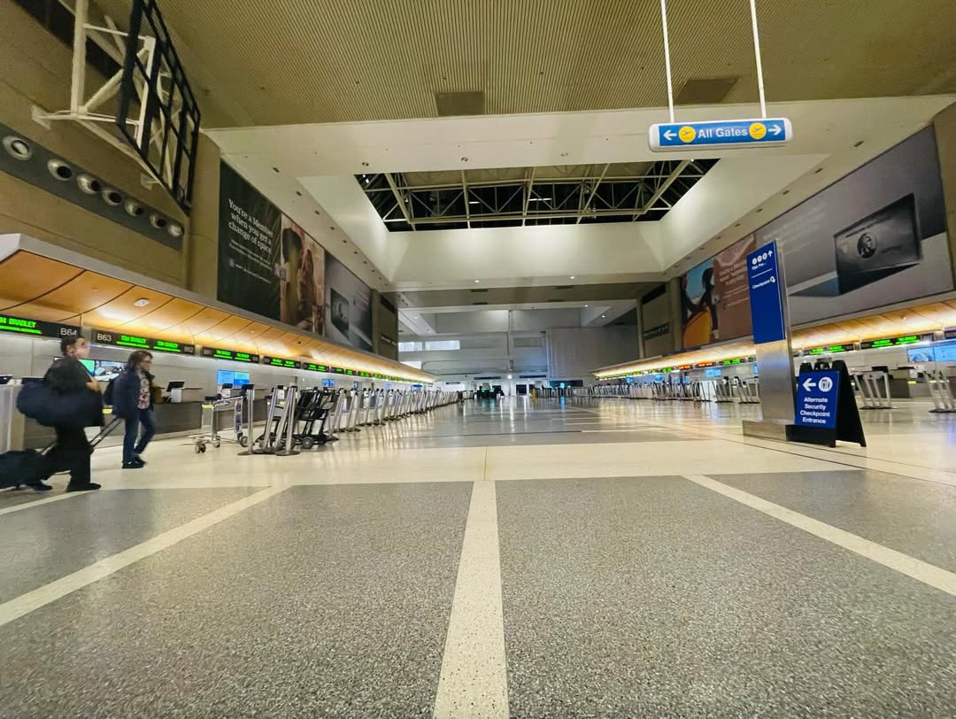 ロサンゼルス国際空港(LAX)のターミナル内の様子