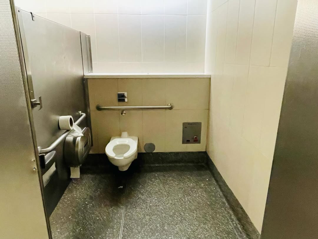 ロサンゼルス国際空港内の比較的綺麗なトイレの様子