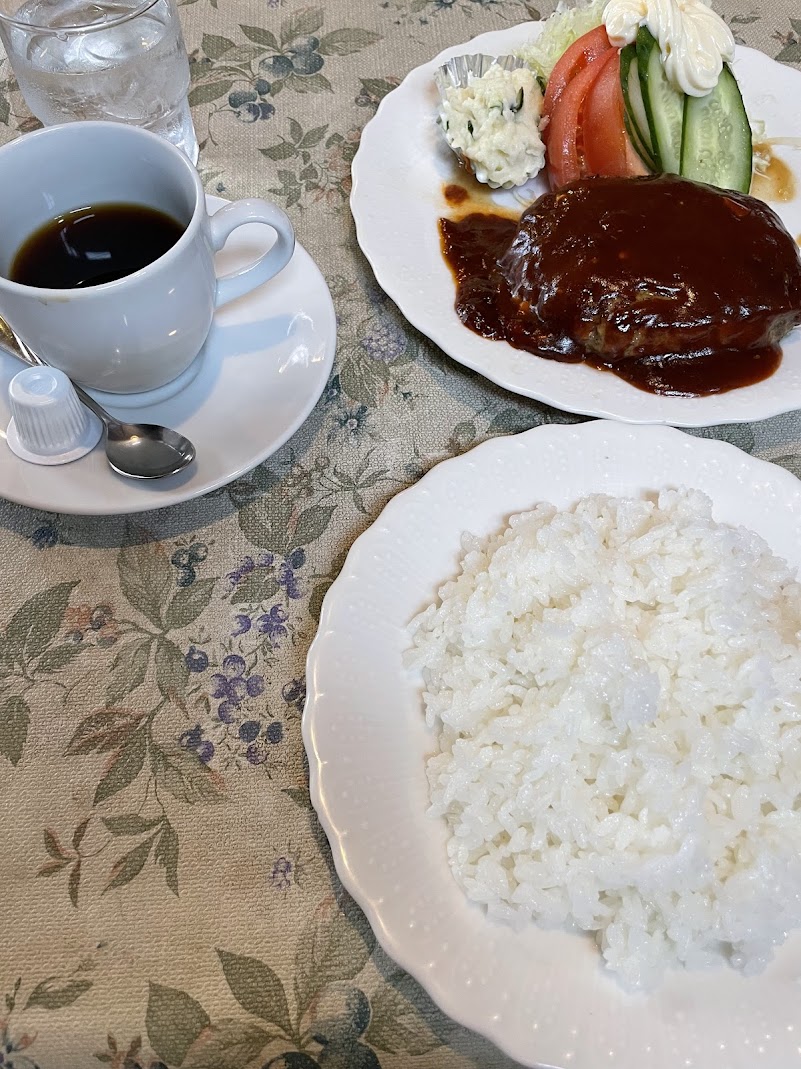 喫茶ともえのボリューム満点なハンバーグ定食