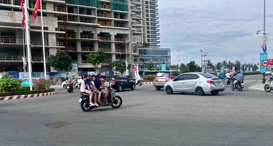 ダナン空港敷地外への徒歩脱出ルートとGrabバイク利用のイメージ