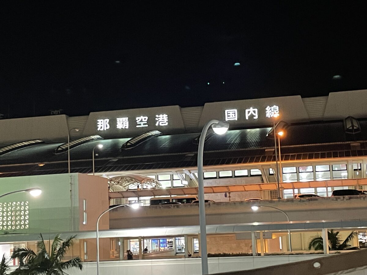 那覇空港の到着ロビーの様子とトランジット観光のイメージ