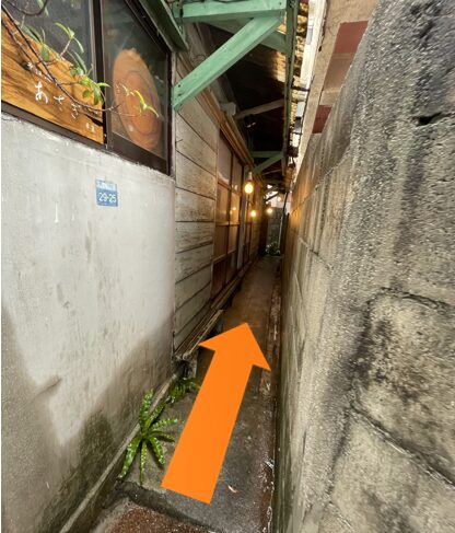 突き当たりの右奥にあるあさぎ 華麗の店舗ドア
