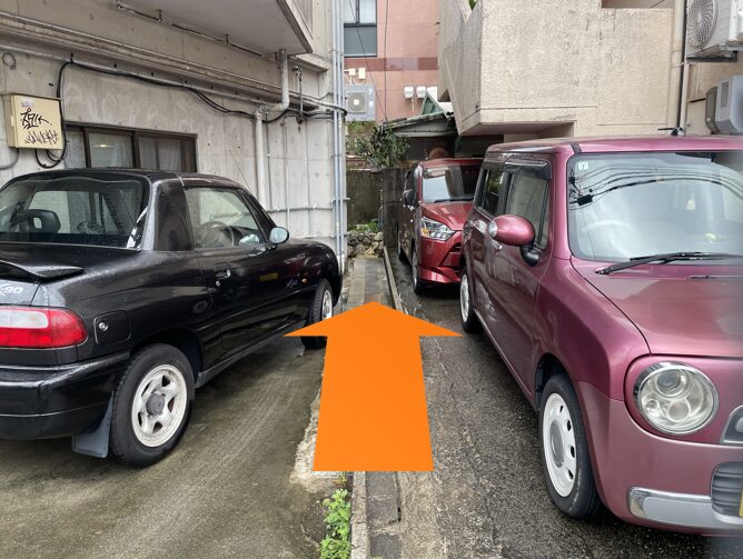 駐車場の間を進むアクセスルート