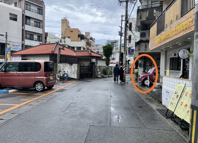 左手にアップルパーク、右手に駐車場がある通り