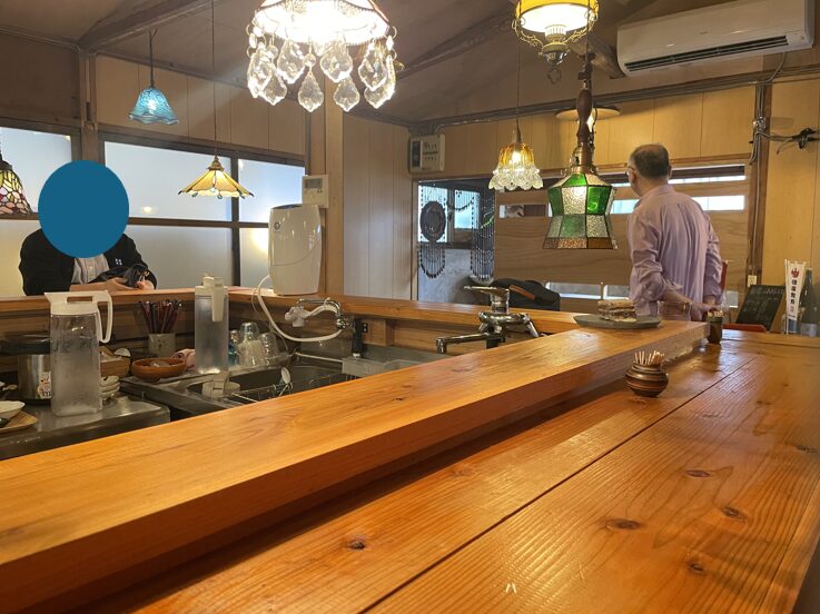 大人の秘密基地のような静かな空間が広がるあさぎ 華麗の店内