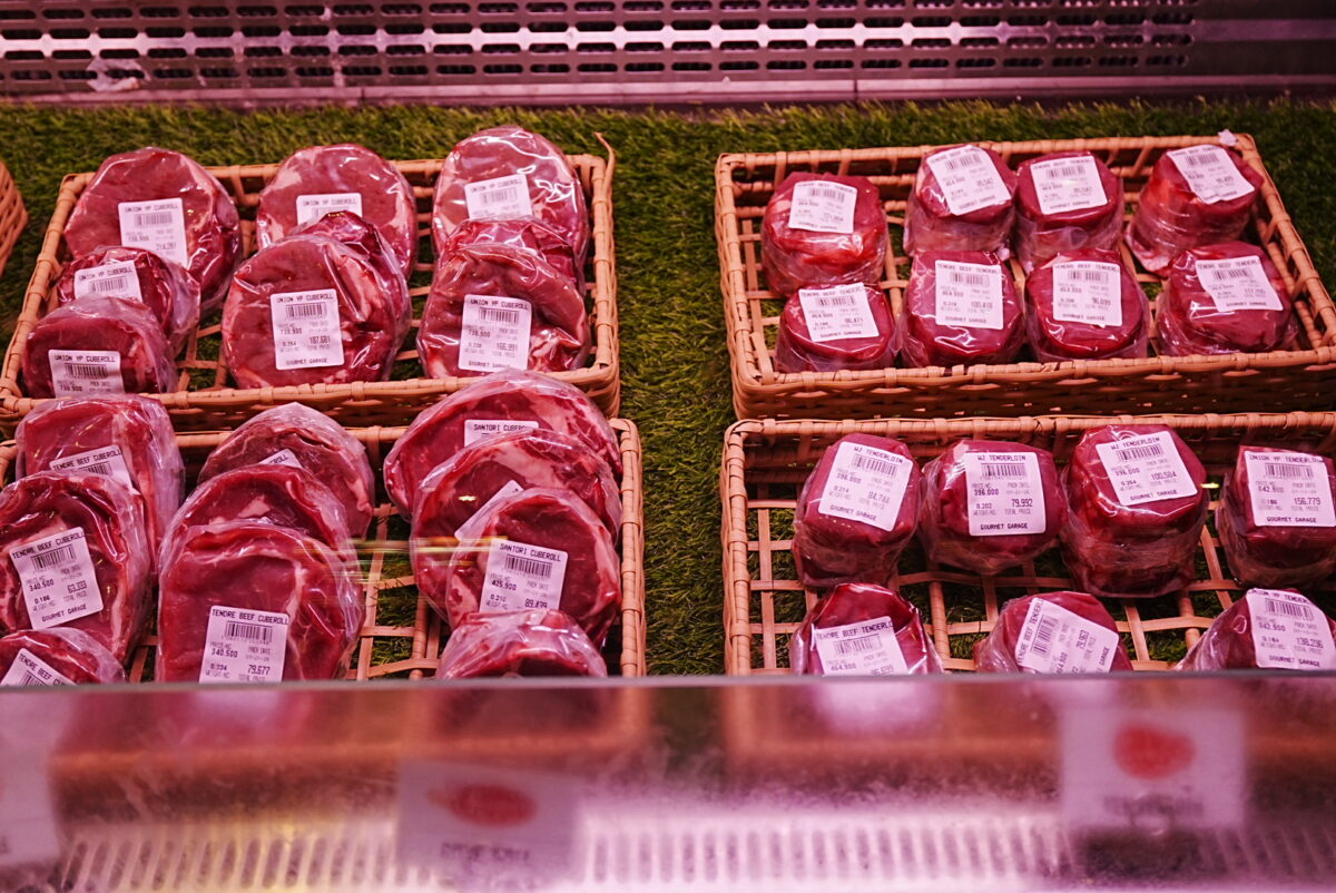 Gourmet Garage内の精肉ショーケースに並ぶプレミアムビーフや熟成肉のブロック