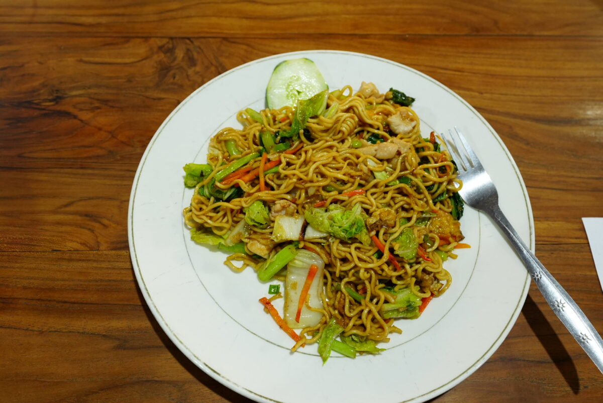バリ島ローカル食堂1位 Warung Surabayaの外観やナシゴレン・ミーゴレンなどの料理
