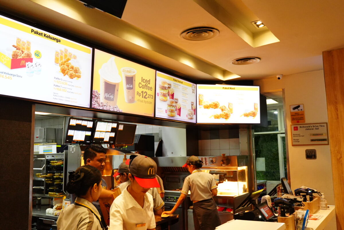 マクドナルドの薄い紙で包まれた円柱型のジャスミンライスと激辛フライドチキン