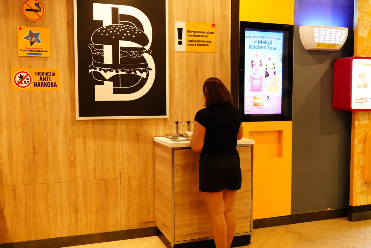 店内客席に設置された巨大なサンバルソースのポンプ式ディスペンサー