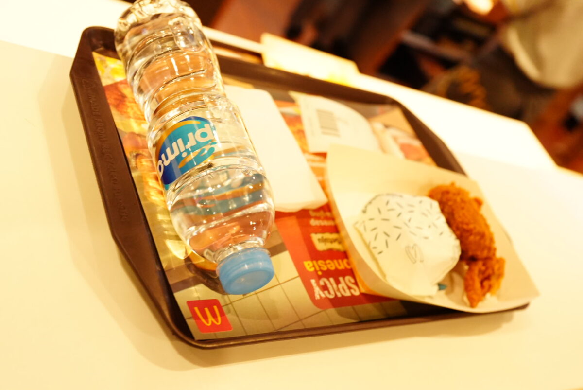 バリ島マクドナルドの店内でチキンとご飯のセットを食べる人々の様子