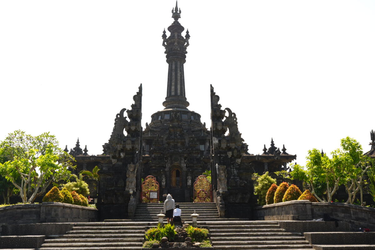 デンパサール周辺の歴史ある寺院の風景