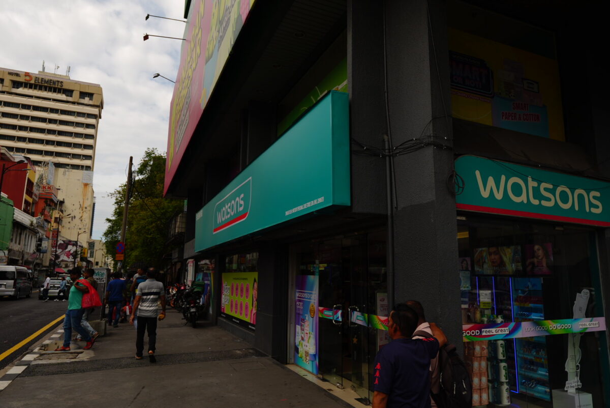 マレーシアの街中にあるドラッグストアWatsonsの店舗外観