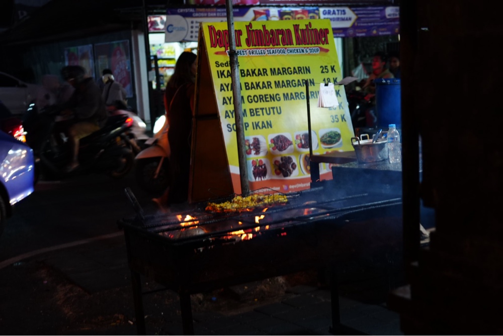 バリ島ローカル食堂6位 Dapur Jimbaran Kulinerのミーゴレンとビーチ近くの店舗