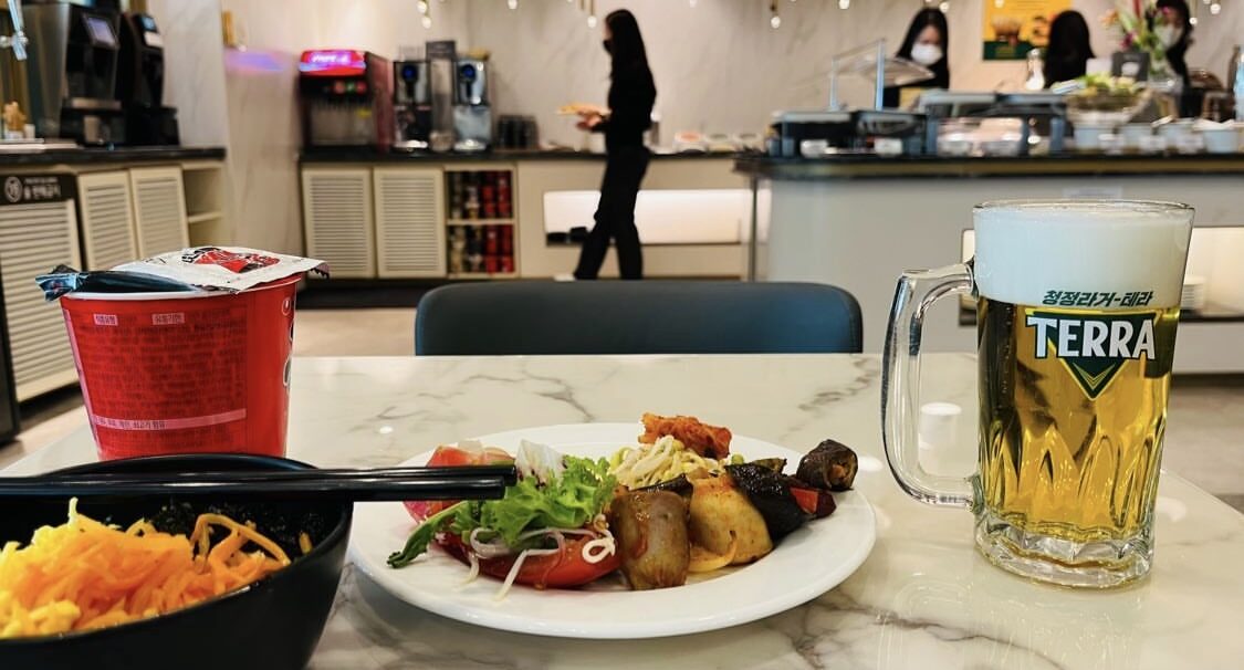仁川空港スカイハブラウンジでの豪華な食事とビール