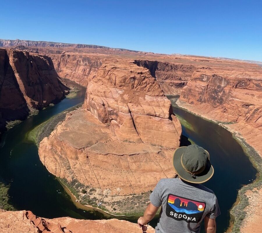 炎天下の絶景、コロラド川を見下ろすホースシューベンド