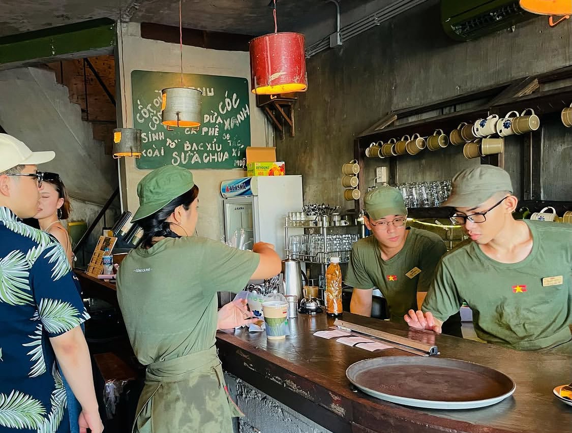 強気なコンセプトが魅力のカフェ「Cộng Cà Phê」の店内またはドリンク