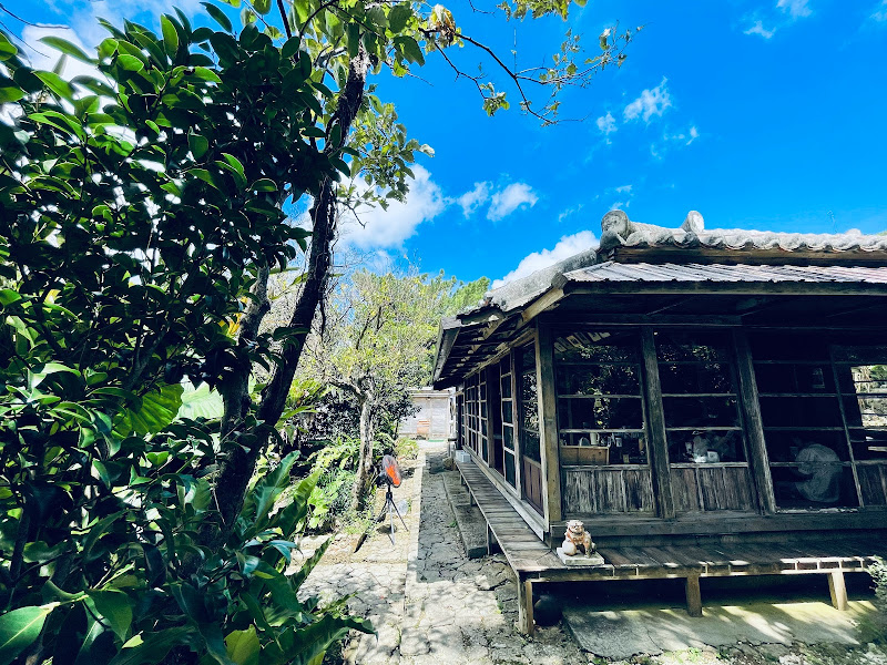 しむじょうの敷地内に残る石垣と緑豊かな風景