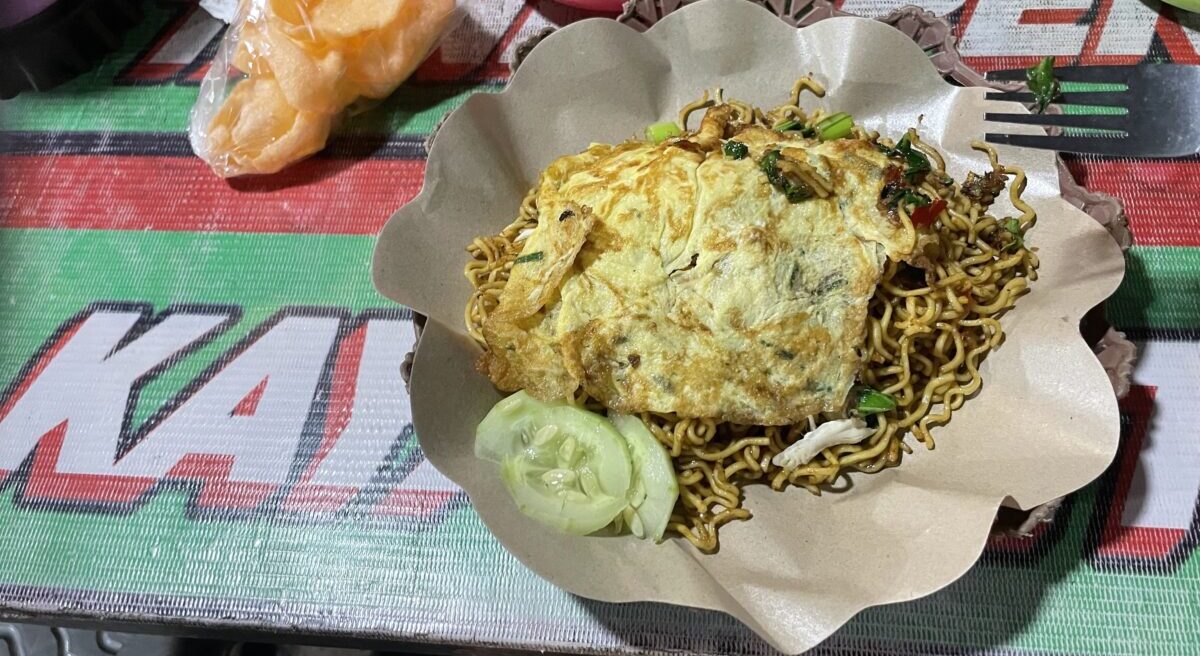 バリ島ローカル食堂5位 nasi gorengの店舗とローカルな雰囲気のナシゴレン