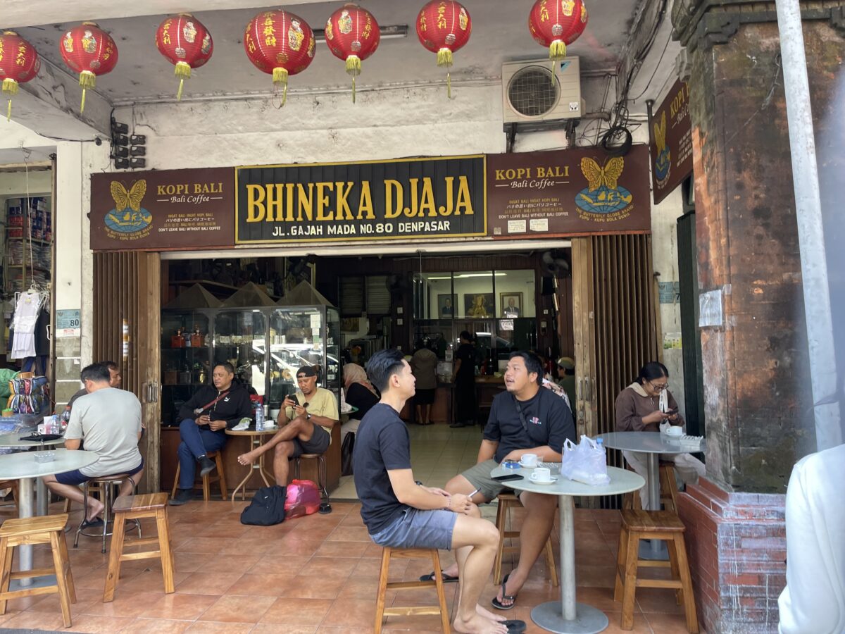 1935年創業の老舗カフェBhineka Djajaの外観