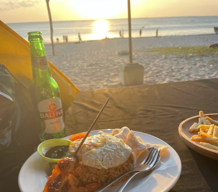クドンガナン・ビーチの砂浜に並ぶシーフードBBQ屋台と夕日