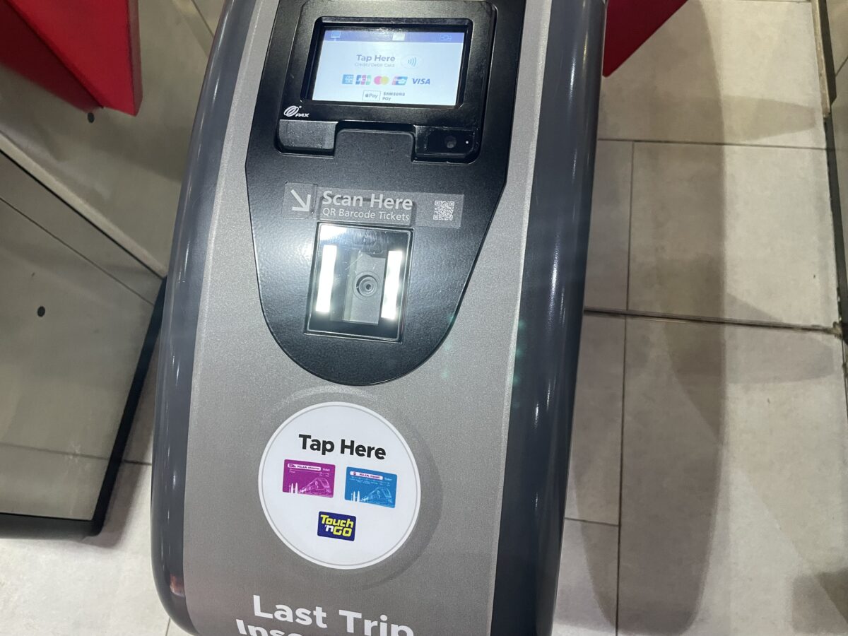 空港から市内を結ぶ特急列車KLIA Ekspresの改札