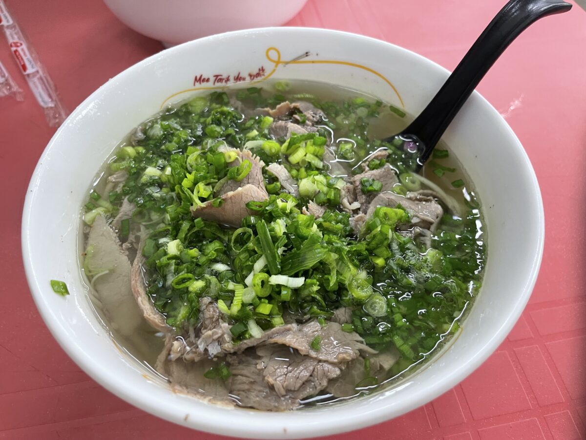 Zhang Lala Mee Tarik Jalan Sultanで提供される具だくさんで大ボリュームの牛肉麺