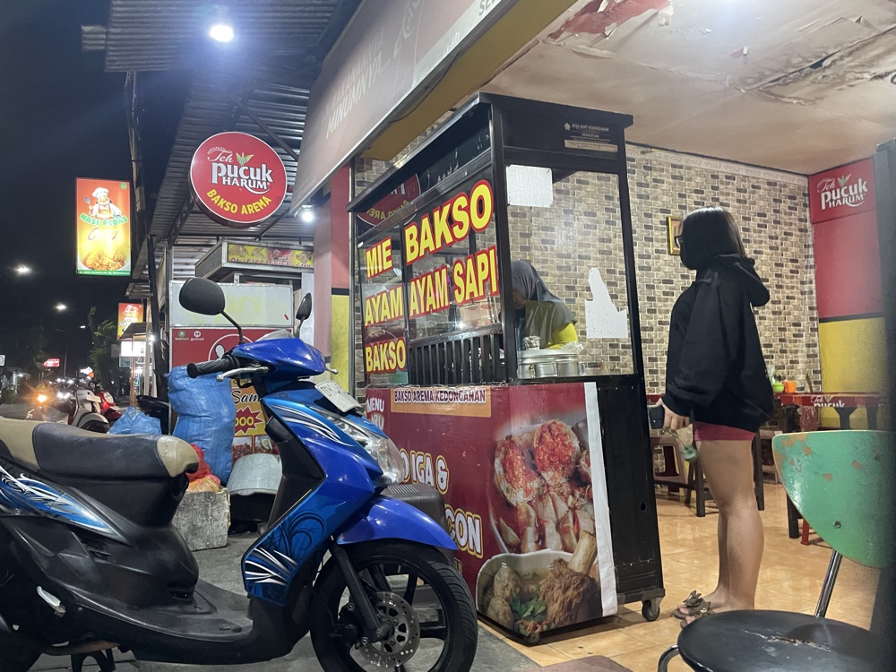 バリ島ローカル食堂3位 Bakso Aremaのミートボールスープヌードル(バクソ)と店内の猫