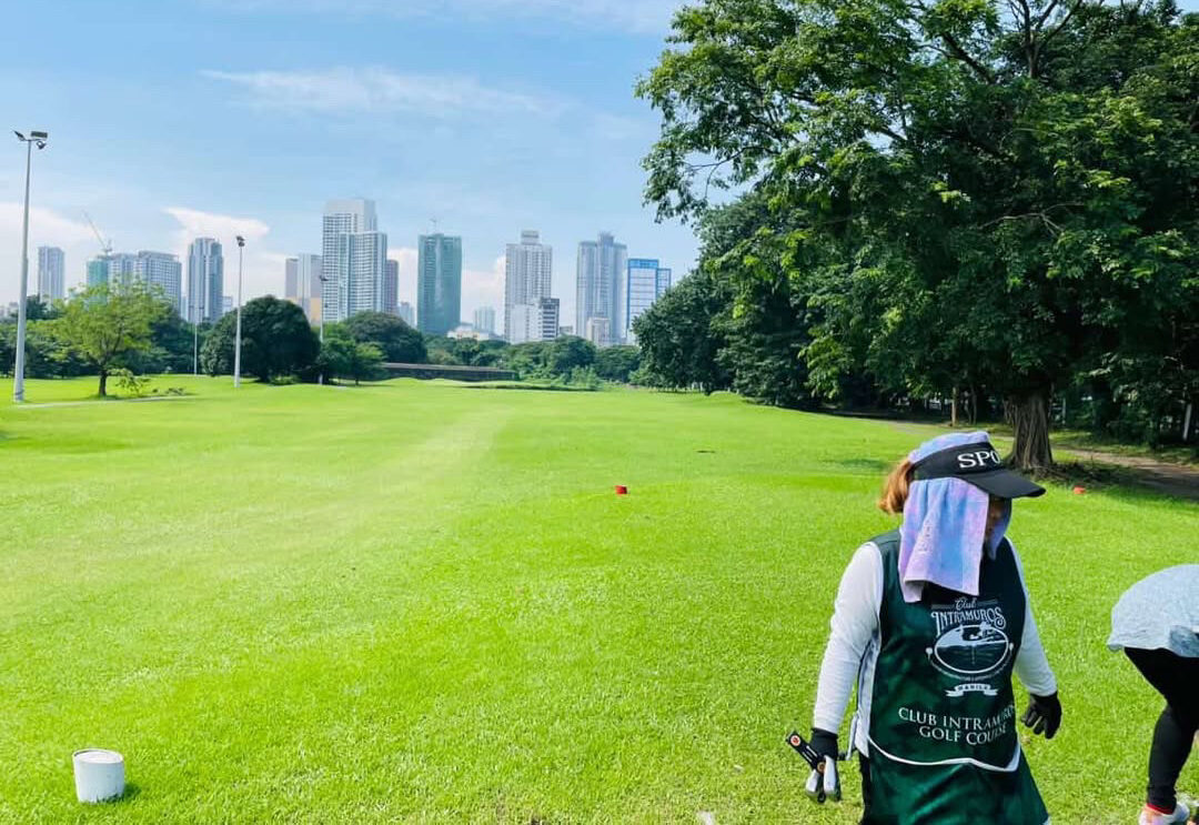 Veterans Golf Clubでプレイヤーをサポートする専属キャディ
