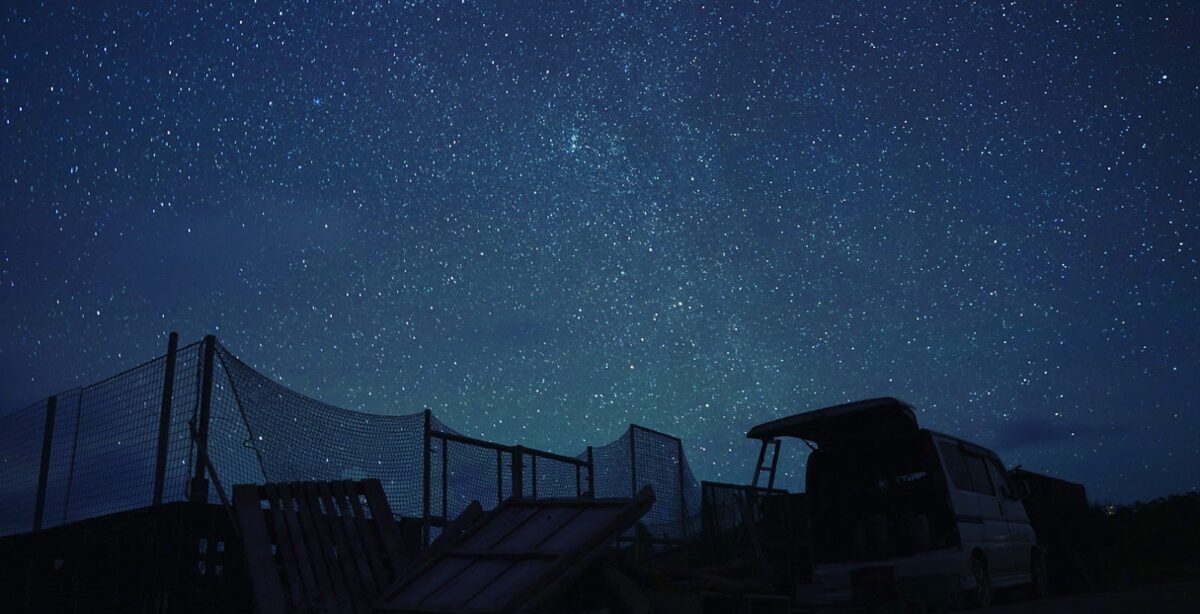 波照間島の夜空に輝く満天の星空と南十字星の観測タワー周辺の風景