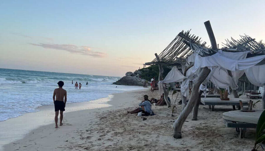 カリブ海を眺めながらくつろげるアズリクのプライベートビーチクラブ