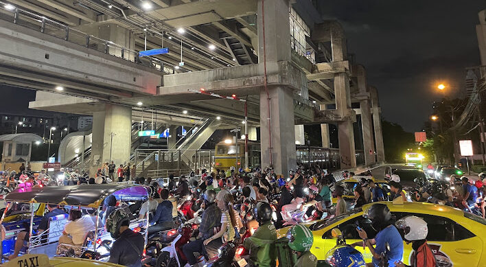 深夜のバンコク歓楽街の混雑した通りの様子