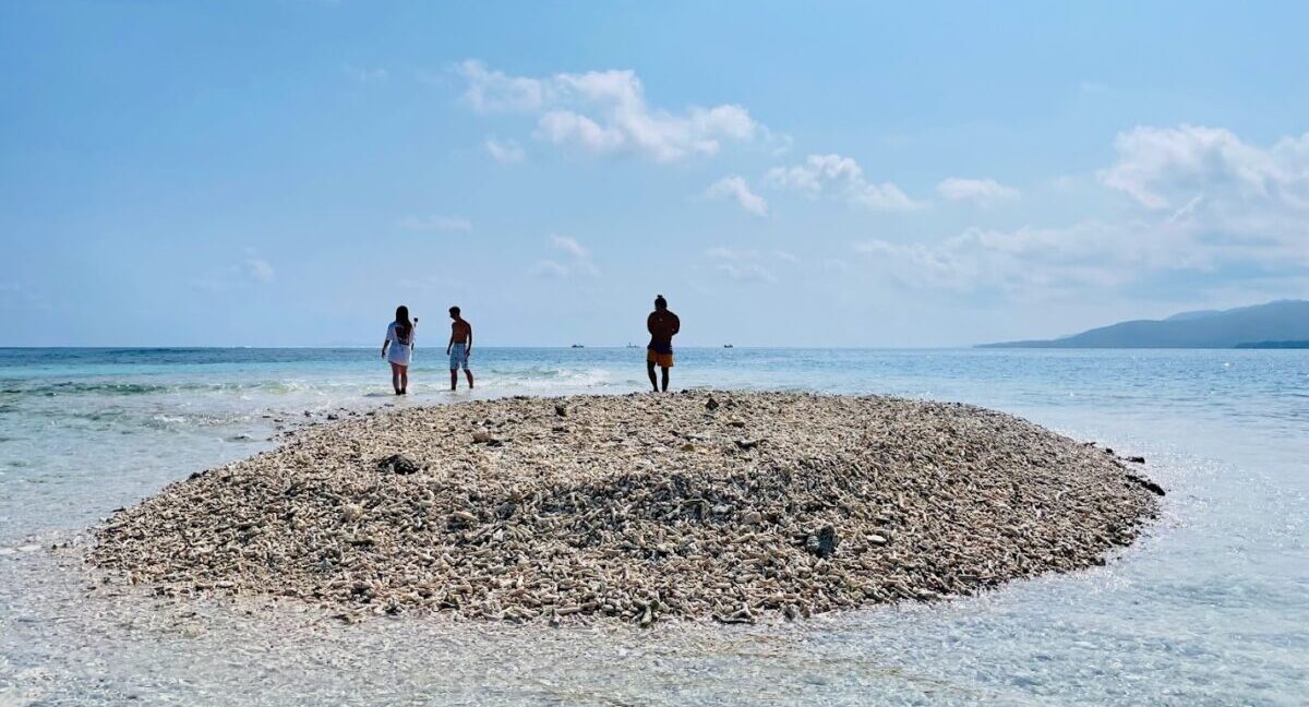 サンゴの欠片でできた奇跡の無人島、バラス島の美しい風景