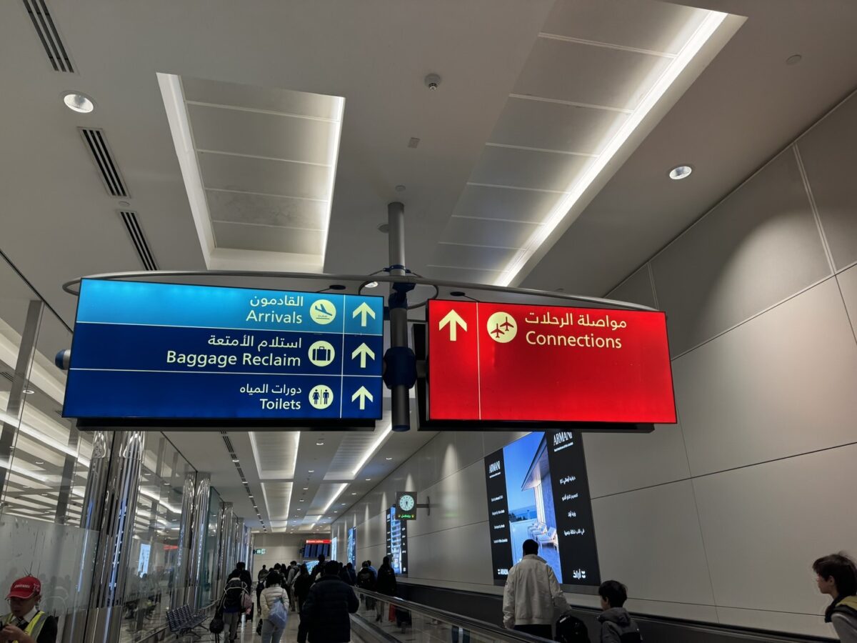 ドバイ国際空港ターミナル内の案内標識と通路の仮眠エリア周辺の様子