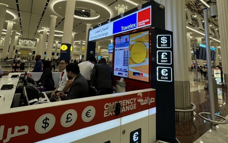 ドバイ国際空港第1・第3ターミナル内の様子と案内標識